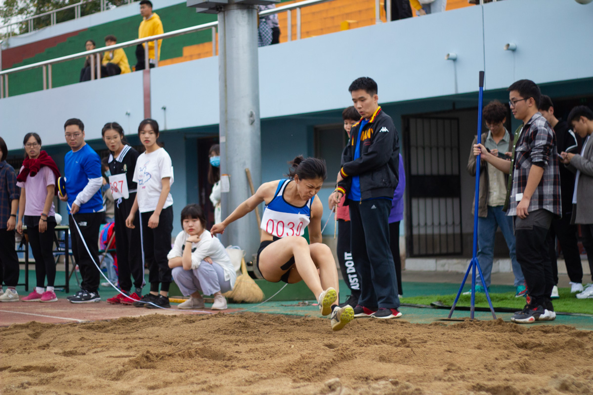 运动会女子三级跳远运动员落地瞬间（学通社记者 梁钰琪 摄）